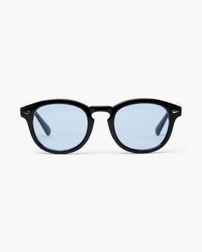 Getönte Brille mit altem Geld