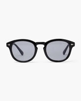 Getönte Brille mit altem Geld