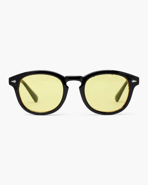 Getönte Brille mit altem Geld